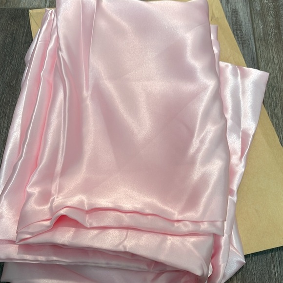Bedsure Pink & White Satin pillowcase set open package - Picture 3 of 6